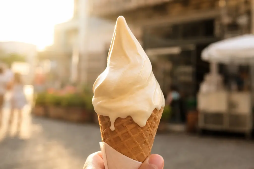 Cornet de glace italienne légèrement fondant qui commence à couler