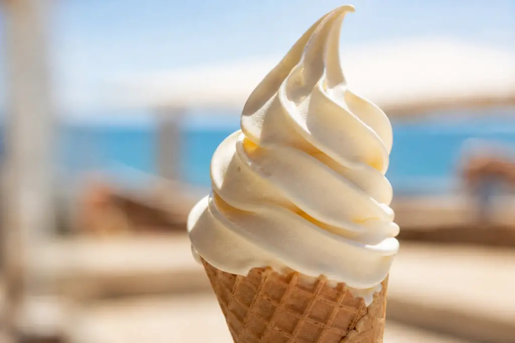 Glace italienne à la texture aérée et légère sur un cornet pointu, illustrant le foisonnement