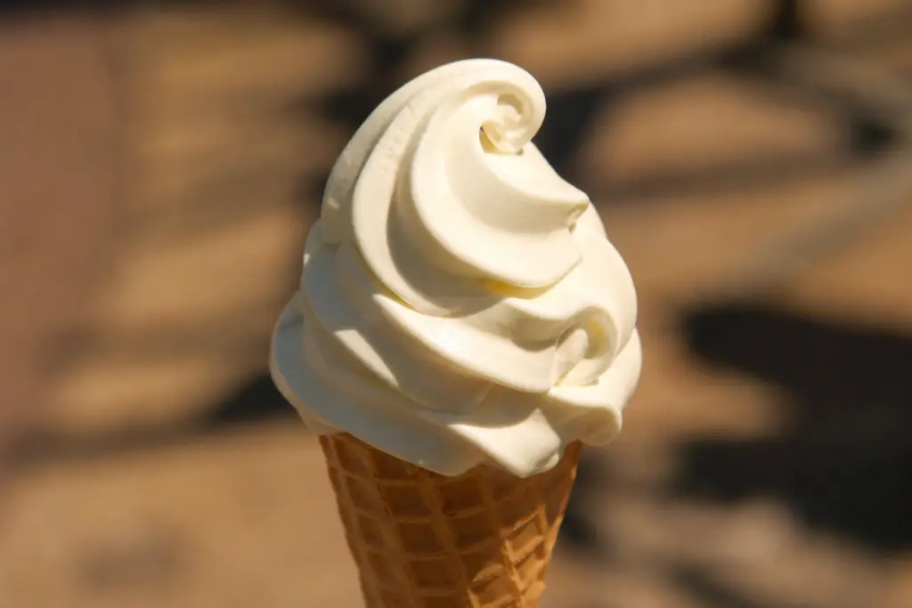 Gros plan de la spirale d'une rosace de glace italienne vanille fraîchement servie sur cornet