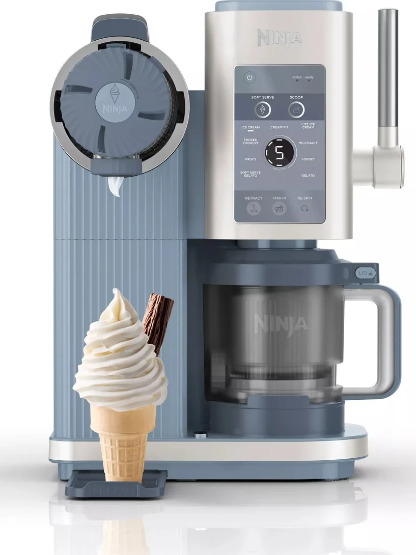 Machine à glace Ninja avec son bras de service soft-serve et son bol CREAMi, servant une torsade de glace à la vanille dans un cornet