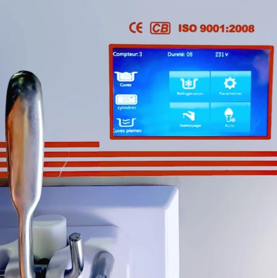 Gros plan sur le panneau tactile d'une machine à glace italienne Debref affichant les rubriques cuves et cylindres avec les réglages de réfrigération et de nettoyage